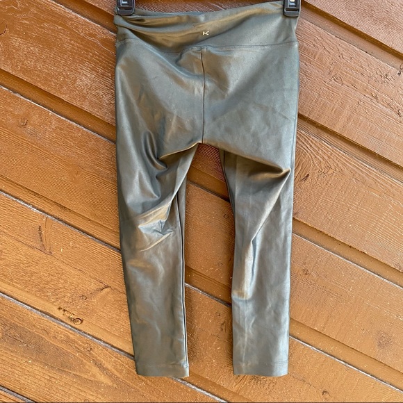 KORAL Sports Bra & Capri Leggings Set Gunmetal Lustrous Liquid Sheen Small - Picture 6 of 14